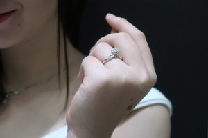 arti pria memberi cincin kepada wanita