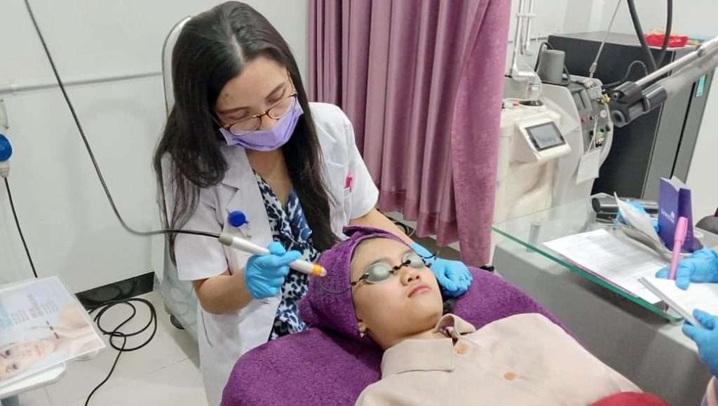 kulit glowing natural dengan manfaat laser wajah
