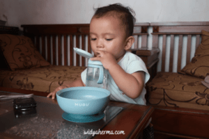 cara mengajarkan bayi minum di gelas
