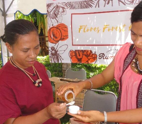 Helena Hia Tukan, Pendiri Rumadu yang Aktif Berdayakan Petani Madu di Flores